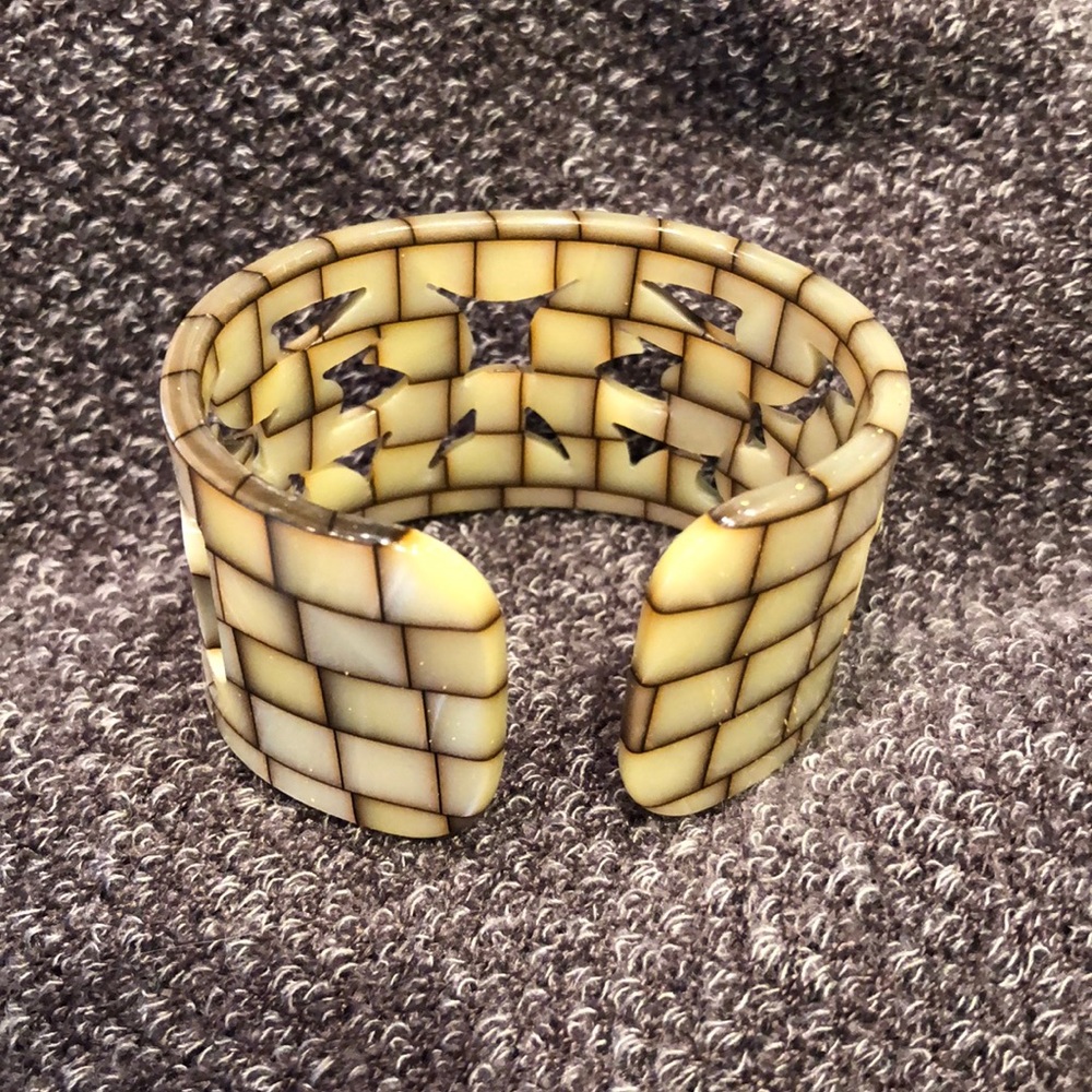 Shell cuff - Picture 2 of 3